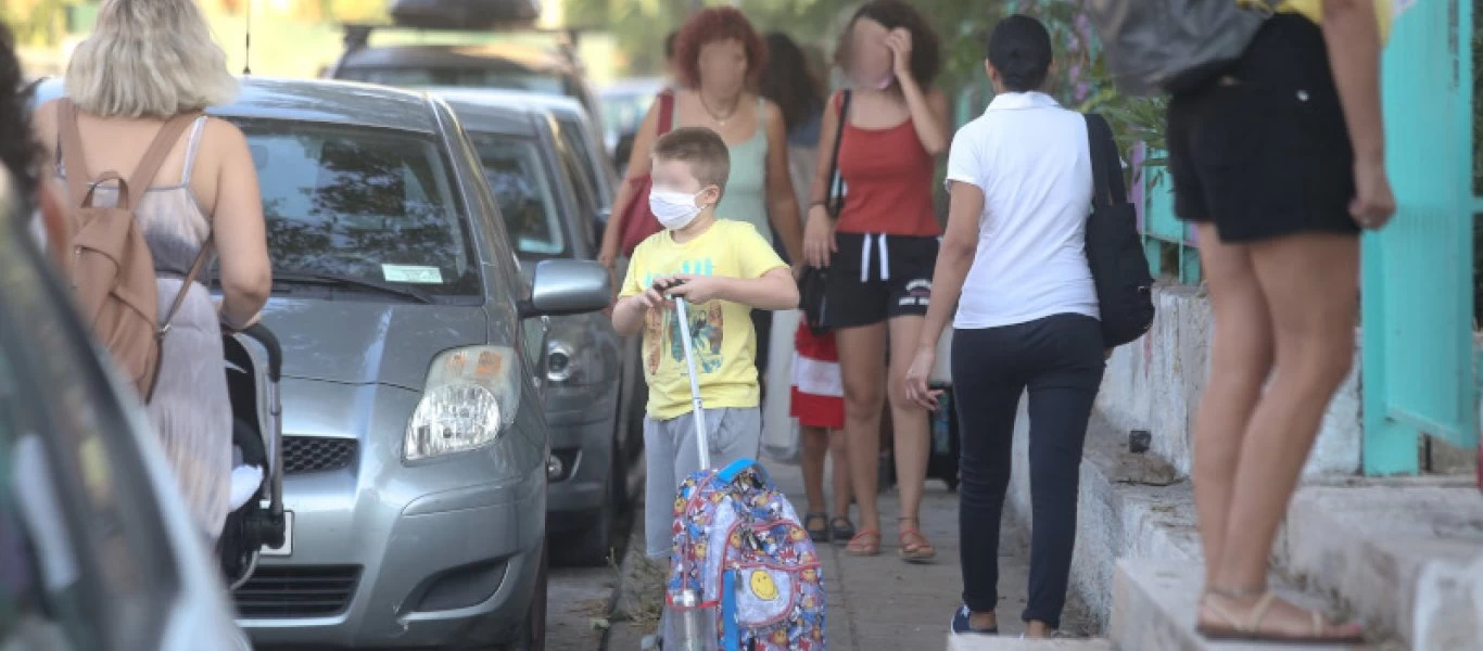 Ένα διαφορετικό «πρώτο κουδούνι»: Με μάσκες, θερμομέτρηση και αντισηπτικά οι μαθητές στα σχολεία (φωτο)